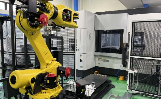 ロボットアーム付き複合加工機